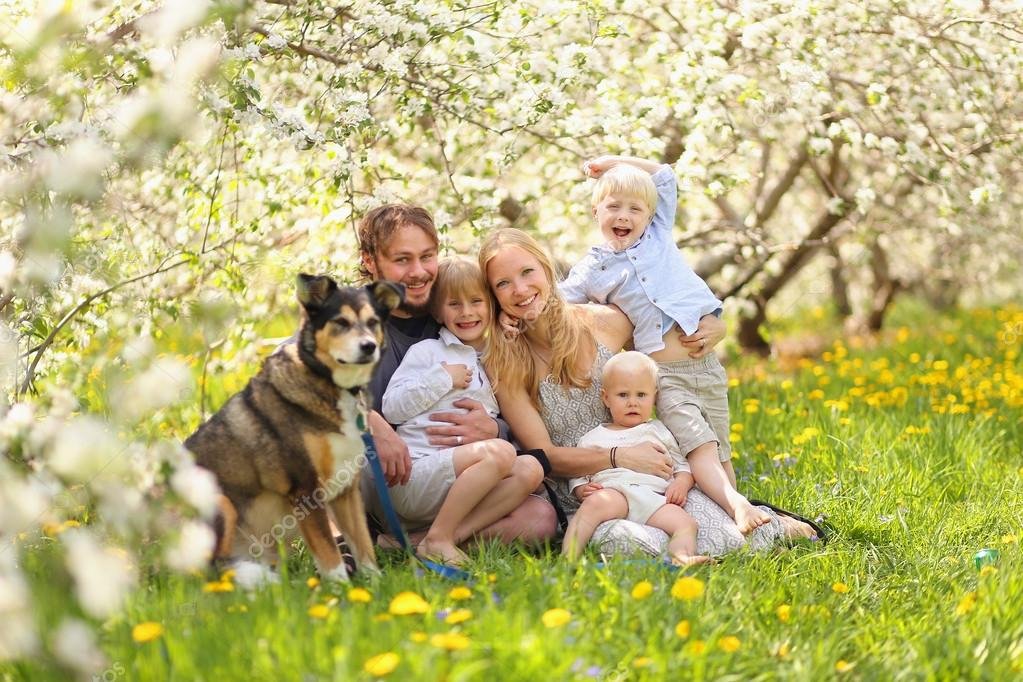 depositphotos_111857122-stock-photo-happy-family-and-pet-dog